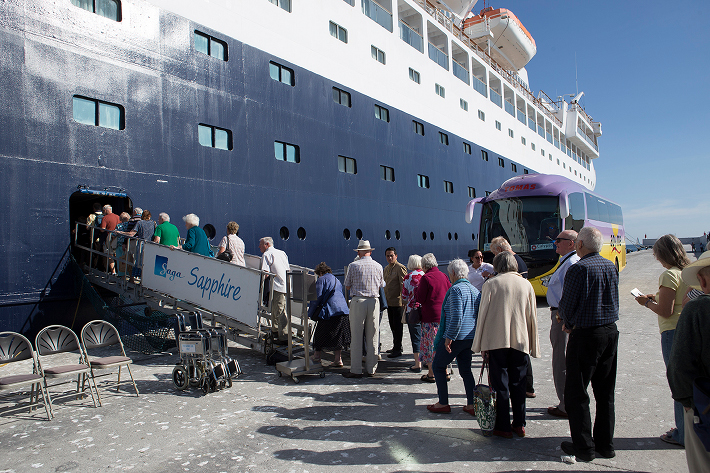 Un espectculo flamenco a bordo del crucero 'Saga Sapphire' despedir a sus pasajeros del Puerto de Motril 